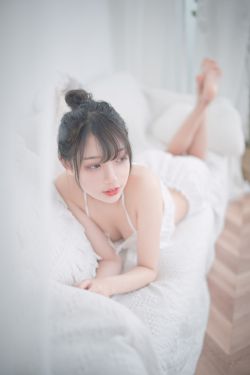 [COS福利] 周叽是可爱兔兔 – 白色睡衣(20P)-图云谷