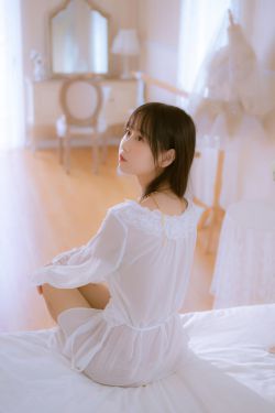 [COS福利] 阳光美少女萌芽儿o0 – 金色套装(70P)-图云谷