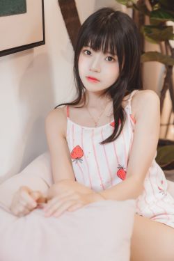 [COS福利] 桜桃喵 – 甜甜之唇边小草莓(13P)-图云谷