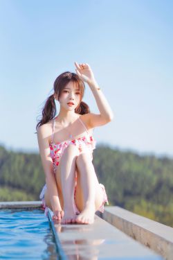 [COS福利] 桜桃喵 – 甜甜之草莓泳衣(17P)-图云谷