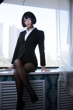 [网红COSER写真] Cosplay汪知子 – 黑丝OL(16P)-图云谷