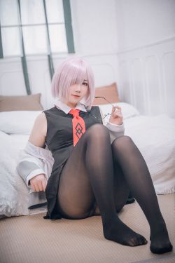 [网红COSER写真] 微肉感萌妹是本末末 – 玛修常服＆猫咪下着(40P)-图云谷