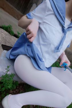 [福利COS] 微博萌妹子西尔酱 – 青草水手服(74P)-图云谷